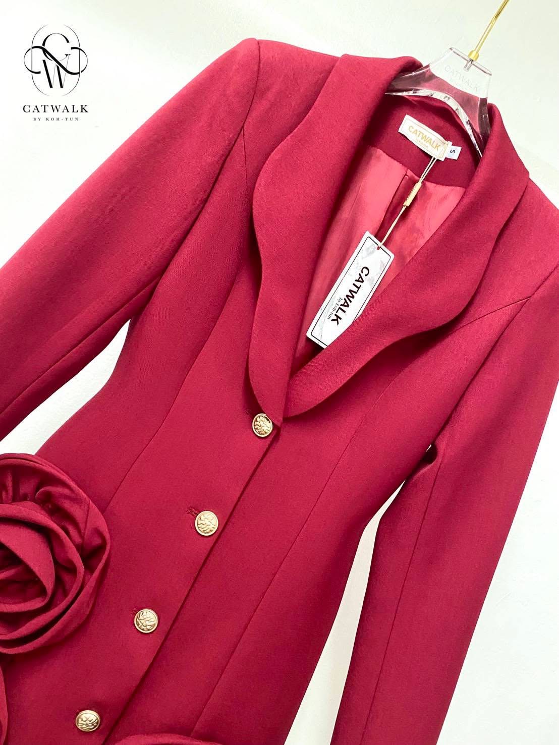 เดรสแต่งปลายดอกกุหลาบ เนื้อผ้าเกรดเอ ตัวชุดเป็นทรงเข้ารูปกระโปรงเป็นทรงเอเล็กน้อย ปกตัวชุดแต่งของเป็นโค้งสวยงาม ปลายชุดแต่งด้วยกุหลาบผ้าดอกใหญ่ดูโดดเด่นสุดๆ เพิ่มความหรูหราด้วยกระดุมสีทอง ใส่สบาย : สินค้าคุณภาพ (พร้อมส่ง)