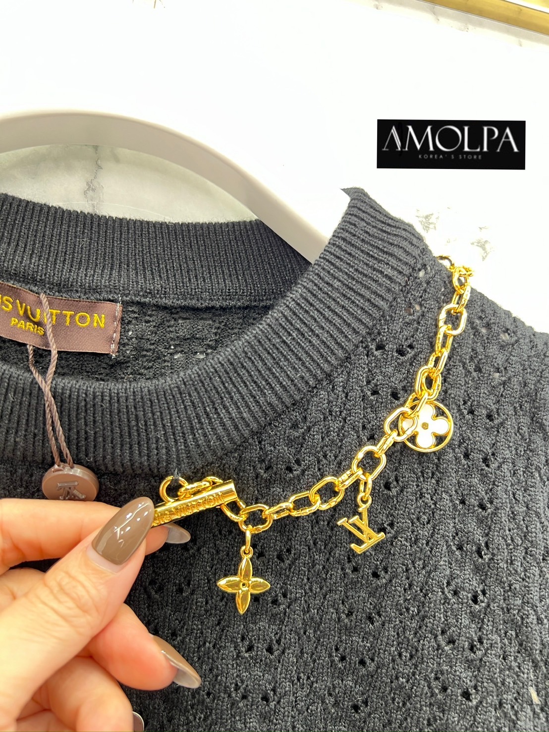 เสื้อไหมพรมแขนสั้น LV KNIT อะไหล่สร้อยฮาร์ดแวร์สีทอง เนื้อผ้าดีม๊าก ผ้าใส่สบายมาก ห้ามพลาด ใส่สบาย : สินค้าคุณภาพ (พร้อมส่ง)