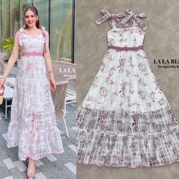 แม็กซี่เดรสลายดอกไม้ผ้ามีเทคเจอร์ในตัวทรงผูกไหล่แต่งขอบสายด้วยลูกไม้เอวเข้ารูปแต่งแถบลูกไม้กระโปรงเย็บเป็นชั้นๆชายกระโปรงแต่งลูกไม้มีซับในอย่างดี สินค้าคุณภาพ (พร้อมส่ง)