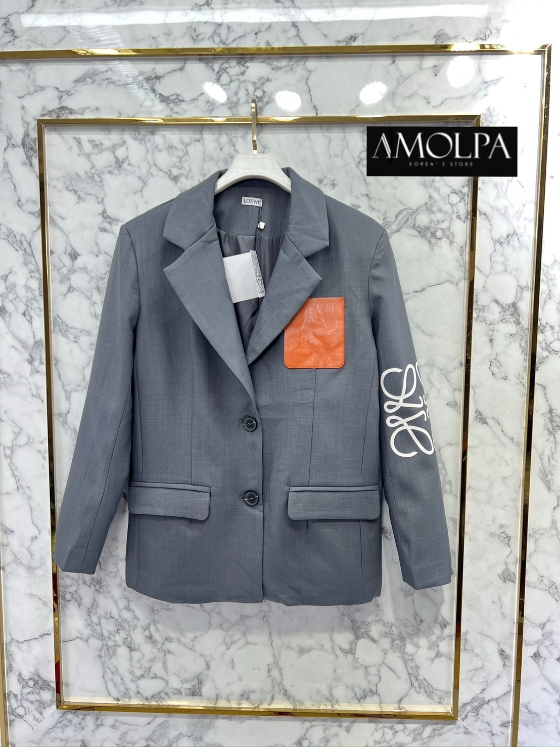 BLAZER LOEWE 2024SS งาน hiend งานสูท ดูหรูดูแพงงงง จับเนื้อผ้าดีสุดๆ พรีเมียมเกินบรรยาย ใส่สบาย : สินค้าคุณภาพ (พร้อมส่ง)