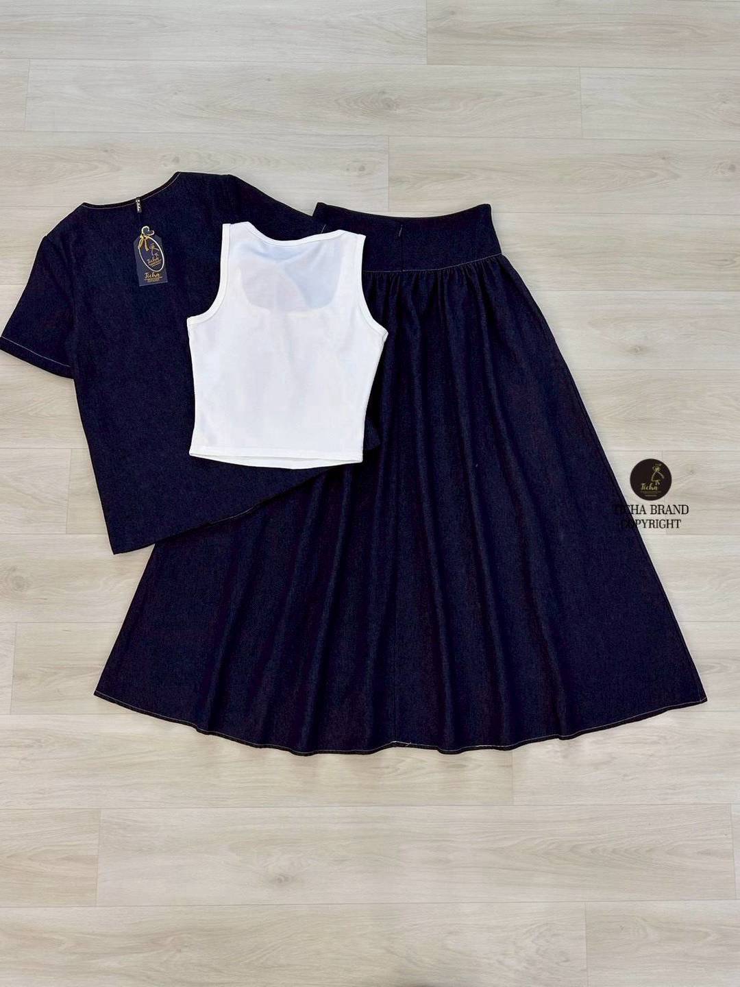 Set 3 สุดคุ้ม เสื้อเบลเซอร์คอวีแขนสั้นสีดำผ้ายีนส์เทียม ทรงโอเวอร์ไซส์มีกระดุมหน้า1เม็ด แต่งกระเป๋าหน้าใช้งานได้จริง ช่วงไหล่เสริมฟองน้ำ มาพร้อมเสื้อครอปแขนกุดสีขาวตัวใน ใส่แมทซ์กับกระโปรงยาวทรงบ ใส่สบาย : สินค้าคุณภาพ (พร้อมส่ง)