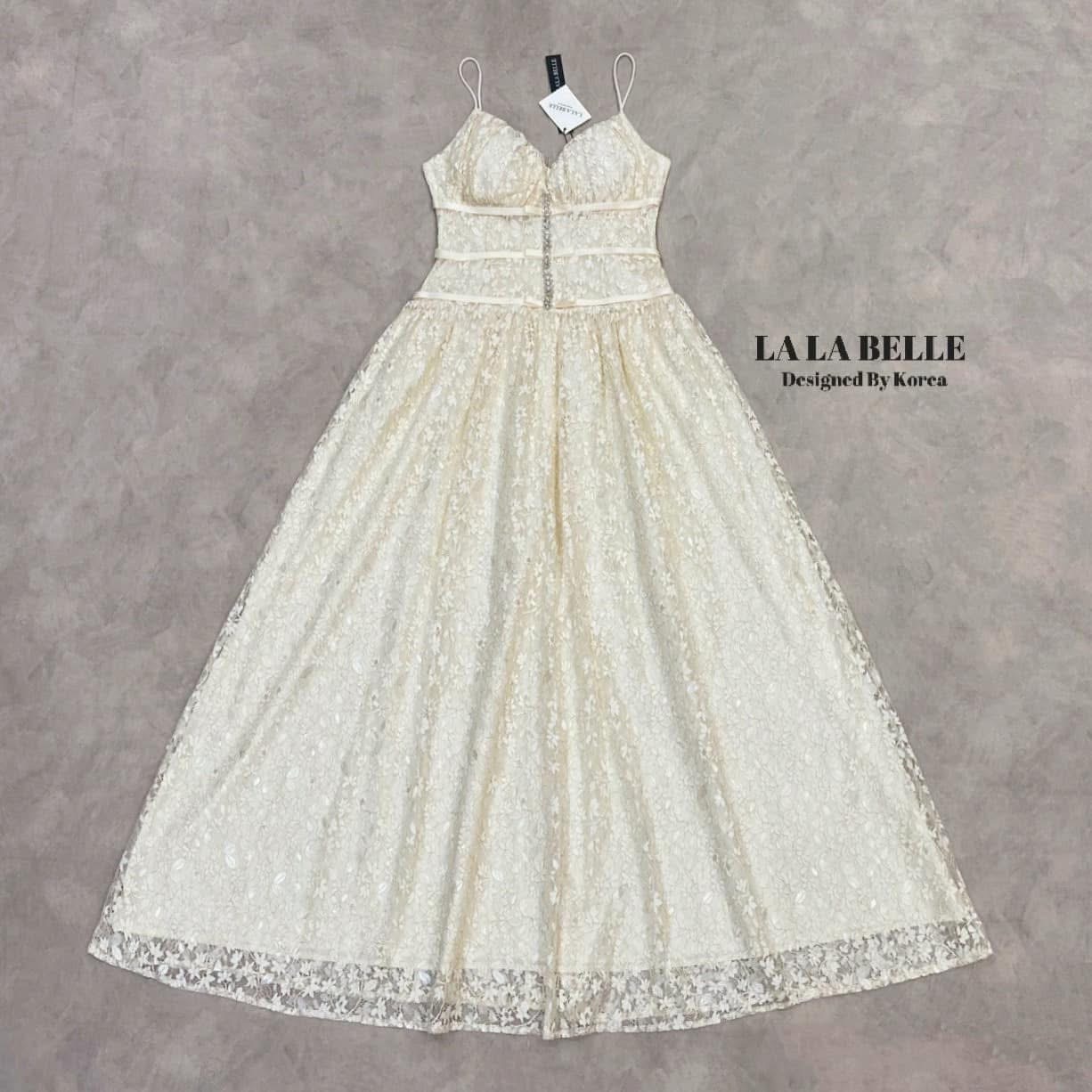 แมกซี่เดรสลูกไม้รุ่นฮอตลายดอกไม้เล็กๆทรงสายเดี่ยวอกหัวใจให้ ช่วงอกเสริมฟองน้ำจับจีบแต่งริบบิ้นโบว์พร้อมสายเพชรด้านหน้าชุดเข้ารูปเข้าทรงกระโปรงยาวจับจีบแน่นๆมีซับในถึงปลายชุด ใส่สบาย : สินค้าคุณภาพ (พร้อมส่ง)