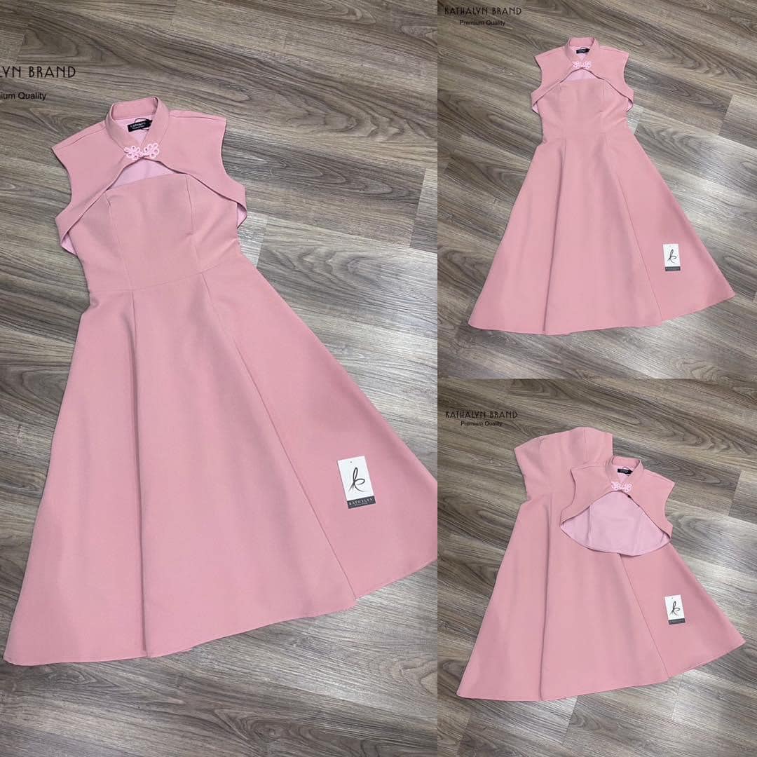 set เสื้อคลุมเดรสแต่งคอจีน แต่งแขนกุด มีบลาในตัว ช่วงคอติดกระดุม กี่เพ้าสวยงาม มาคู่กับเดรสกระโปรงยาว เกาะอกทรงพอดีตัวใส่กำลังสวย . สินค้าคุณภาพ (พร้อมส่ง)