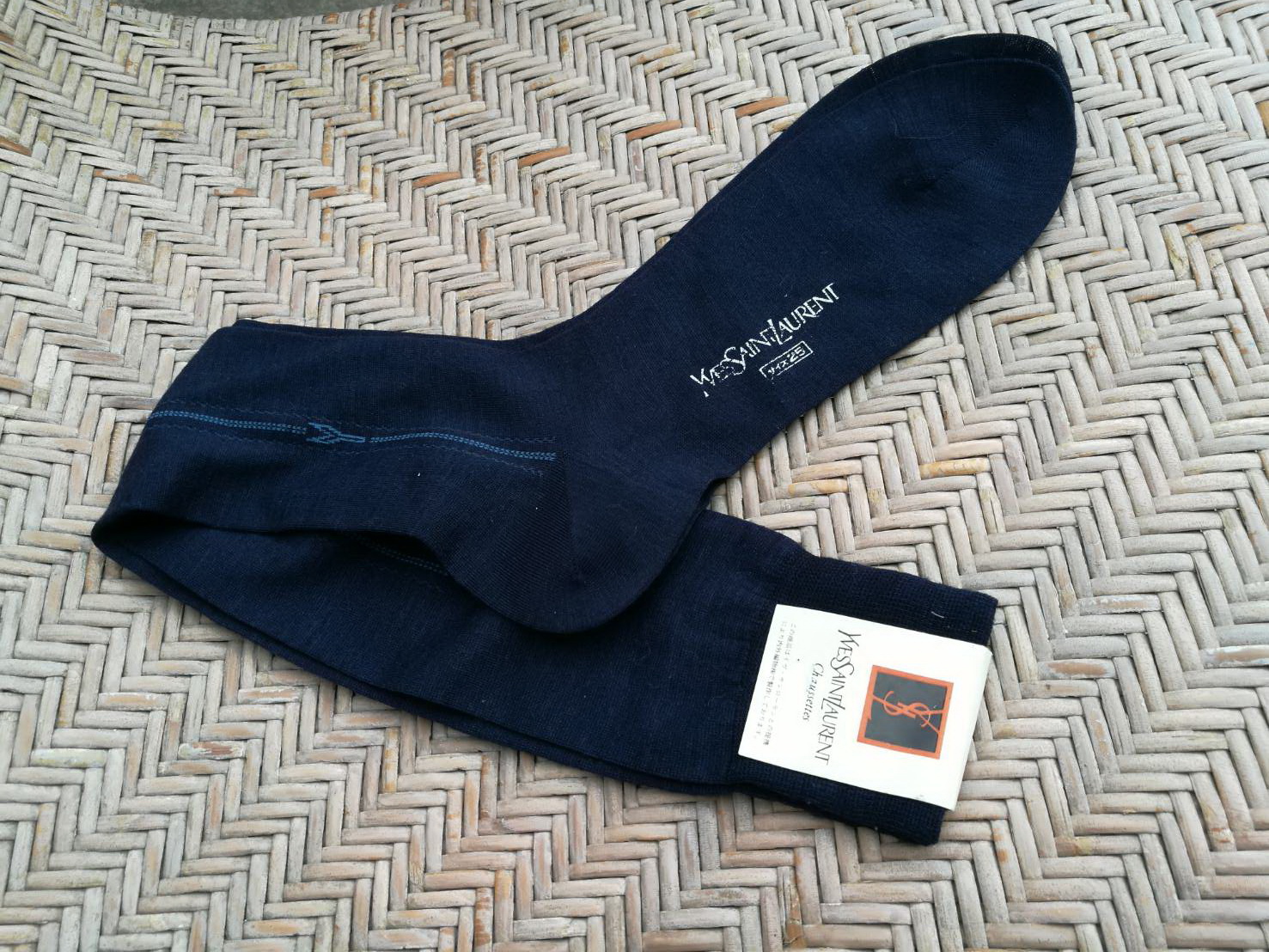 ถุงเท้าชาย Yves Saint Laurent แบบยาวถึงเข่า