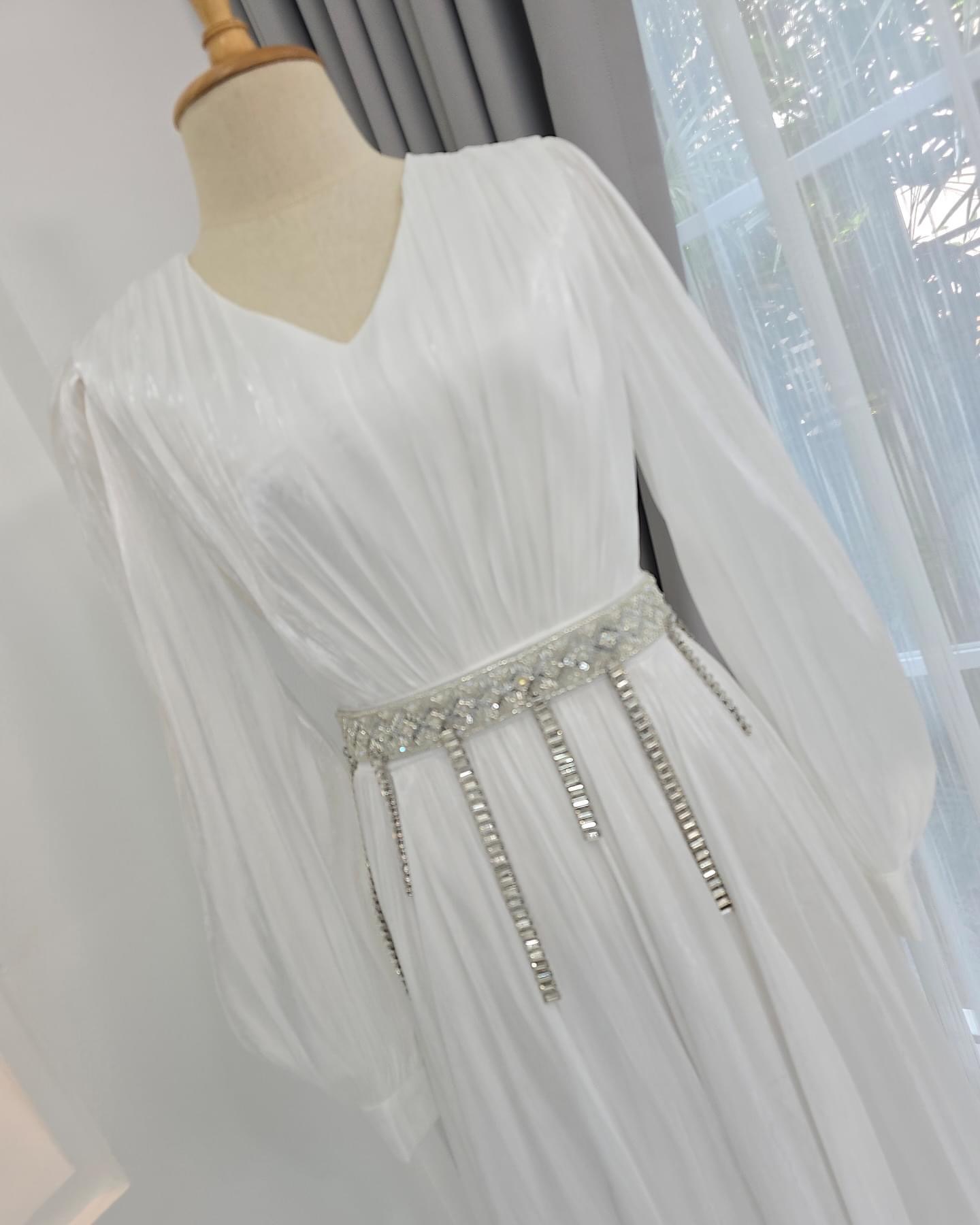 แม็กซี่เดรสเสื้อคอวีแขนยาว กระโปรงบาน ดีเทลตัวเสื้อเดรปแบบรูดใต้อกและกระโปรง ใส่สบาย : สินค้าคุณภาพ (พร้อมส่ง)