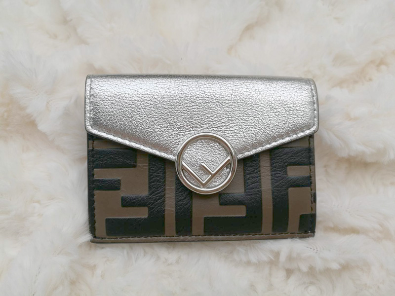 กระเป๋าสตางค์ FENDI MICRO F IS FENDI TRIFOLD WALLET