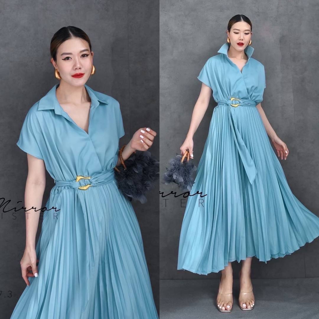 แมกซี่เดรสตัวเก๋ สวยมาก..!! ช่วงบนเป็นเชิ้ตคอปกแขนสั้น คอวีอกไขว้ ช่วงล่างเป็นกระโปรงยาวบานพริ้วอัดพลีท มาพร้อมสายคาดเอวแต่งอะไหล่ทองเก๋ๆ ใส่สบาย : สินค้าคุณภาพ (พร้อมส่ง)