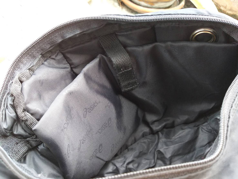 กระเป๋าสะพาย asics มีช่องใส่แท็บเล็ต (ของใหม่)