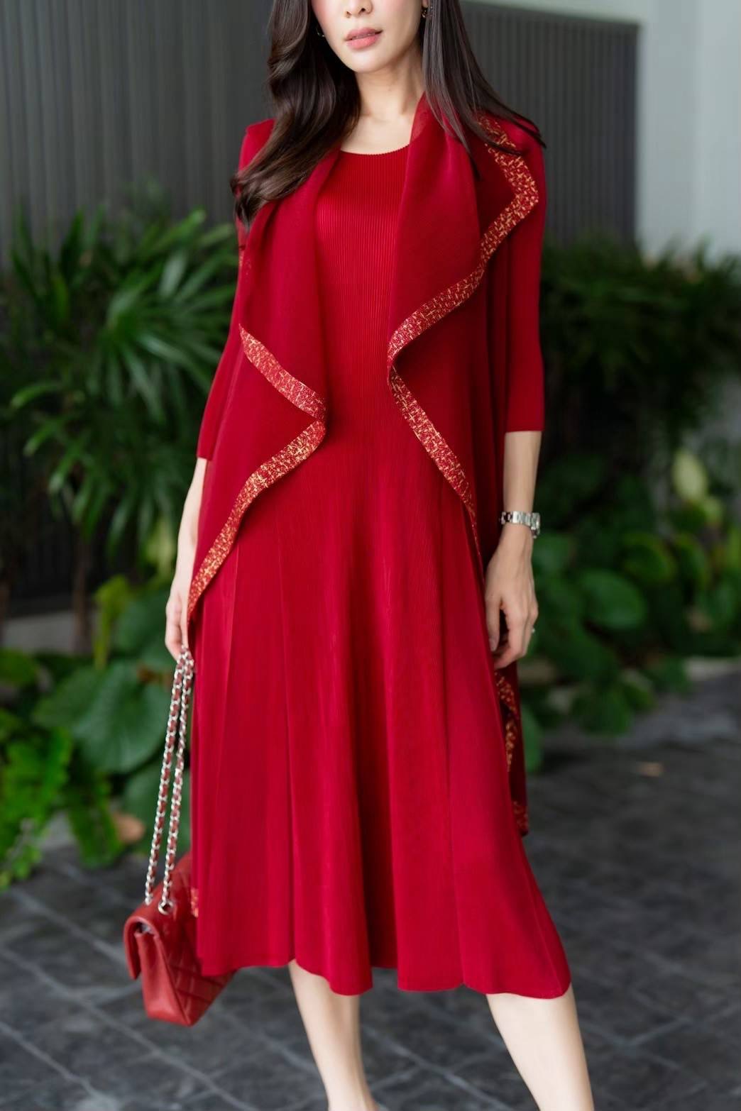 เดรสอัดพลีท ทรงแขนยาว เย็บแต่งเสื้อคลุม ผ้าบางซีทรูปกใหญ่ ซ้อนไปในตัว ประหนึ่ง2 in1 💫💫 ทั้งเดรส และเสื้อคลุมในตัว ใส่สบาย : สินค้าคุณภาพ (พร้อมส่ง)