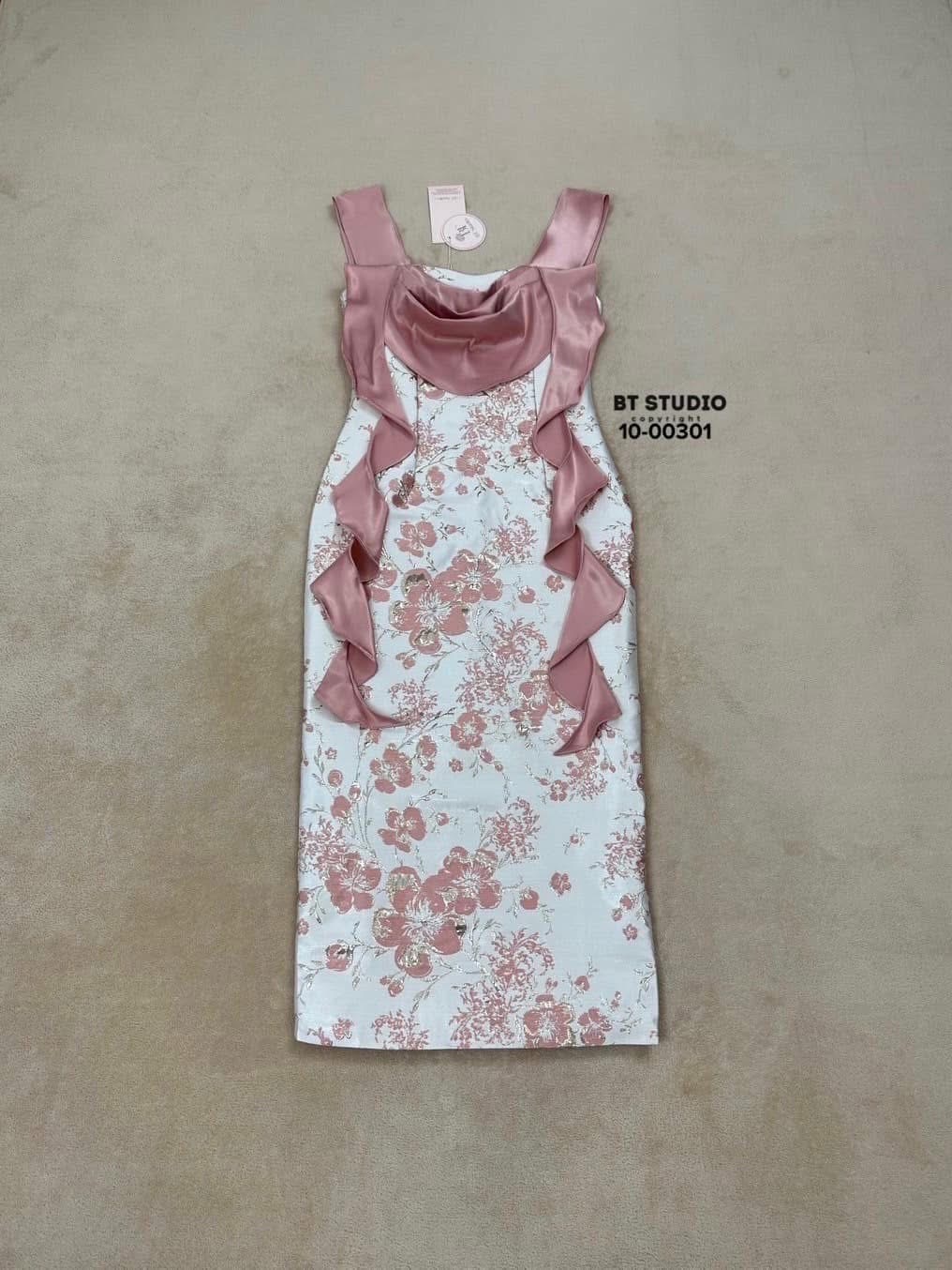 เดรสยาวออกงานแต่งสายเดี่ยวเนื้อผ้าซาตินแต่งคอถ่วงเป็นรูปหัวใจแต่งระบายชายทั้งสองข้าง งานผ้าทอลายแจ๊คกาด ผ่าหลัง งานสวยเนื้อผ้าดีมีซับใน มีซิปหลังค่ะ ใส่สบาย : สินค้าคุณภาพ (พร้อมส่ง)