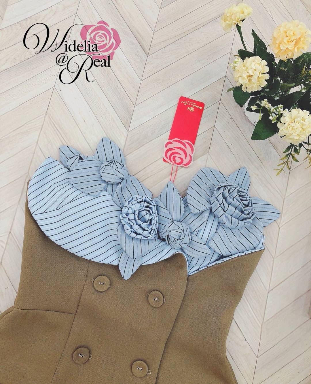 Dress เดรสเกาะอก อกเย็บดอกไม้ป๊อบอัพ อกมีฟองน้ำ ซิปหลัง แต่งกระดุมหน้า เนื้อผ้าหนา มีน้ำหนัก ชุดนี้งานสวยค่ะ ทรงเป๊ะมากๆ ใส่สบาย : สินค้าคุณภาพ (พร้อมส่ง)