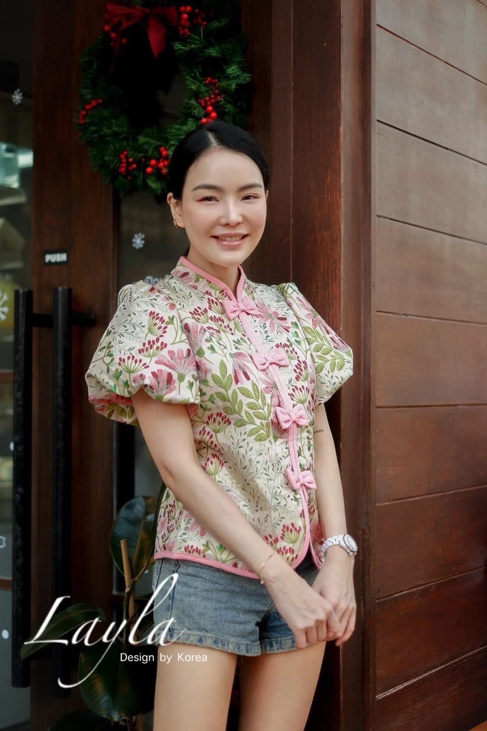 เสื้อกี่เพ้าผ้าทอลายดอกไม้สวยๆ เนื้อผ้าดีมาก เป็นทรงสวย ทรงเข้ารูปน่ารัก กุ้นขอบสีชมพู แต่งโบว์น่ารักๆ ใส่สบาย : สินค้าคุณภาพ (พร้อมส่ง)