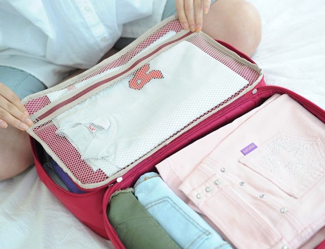 กระเป๋าจัดระเบียบเดินทาง, กระเป๋าจัดระเบียบเสื้อผ้า เสียบที่จับของกระเป๋าเดินทางได้ มีช่องใส่สองชั้นกั้นด้วยช่องตาข่าย ผลิตจากโพลีเอสเตอร์กันน้ำ