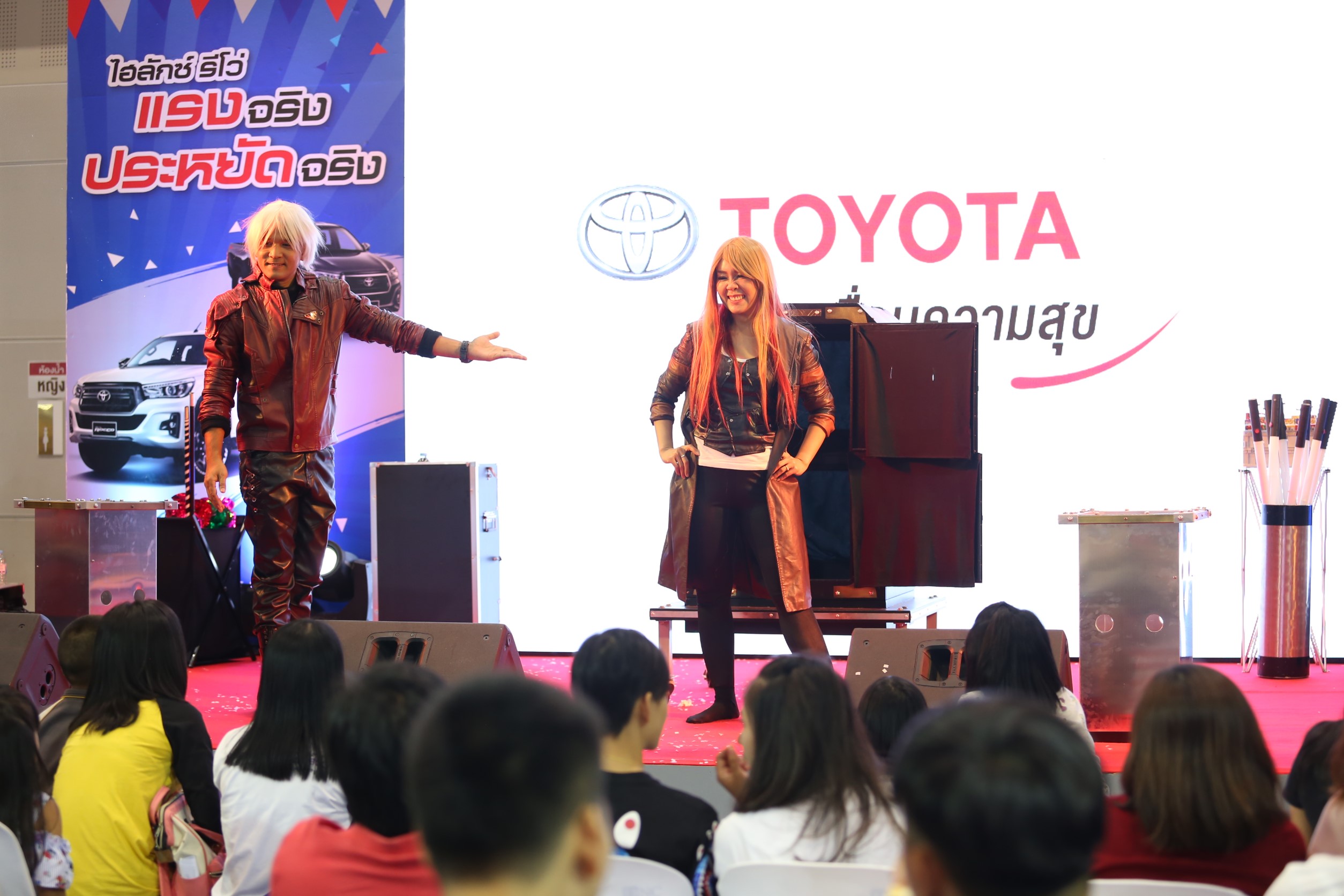 มายากล นักมายากล การแสดง โชว์ Magic Show "งาน HILUX REVO FESTIVAL 2019" 07/07/2562