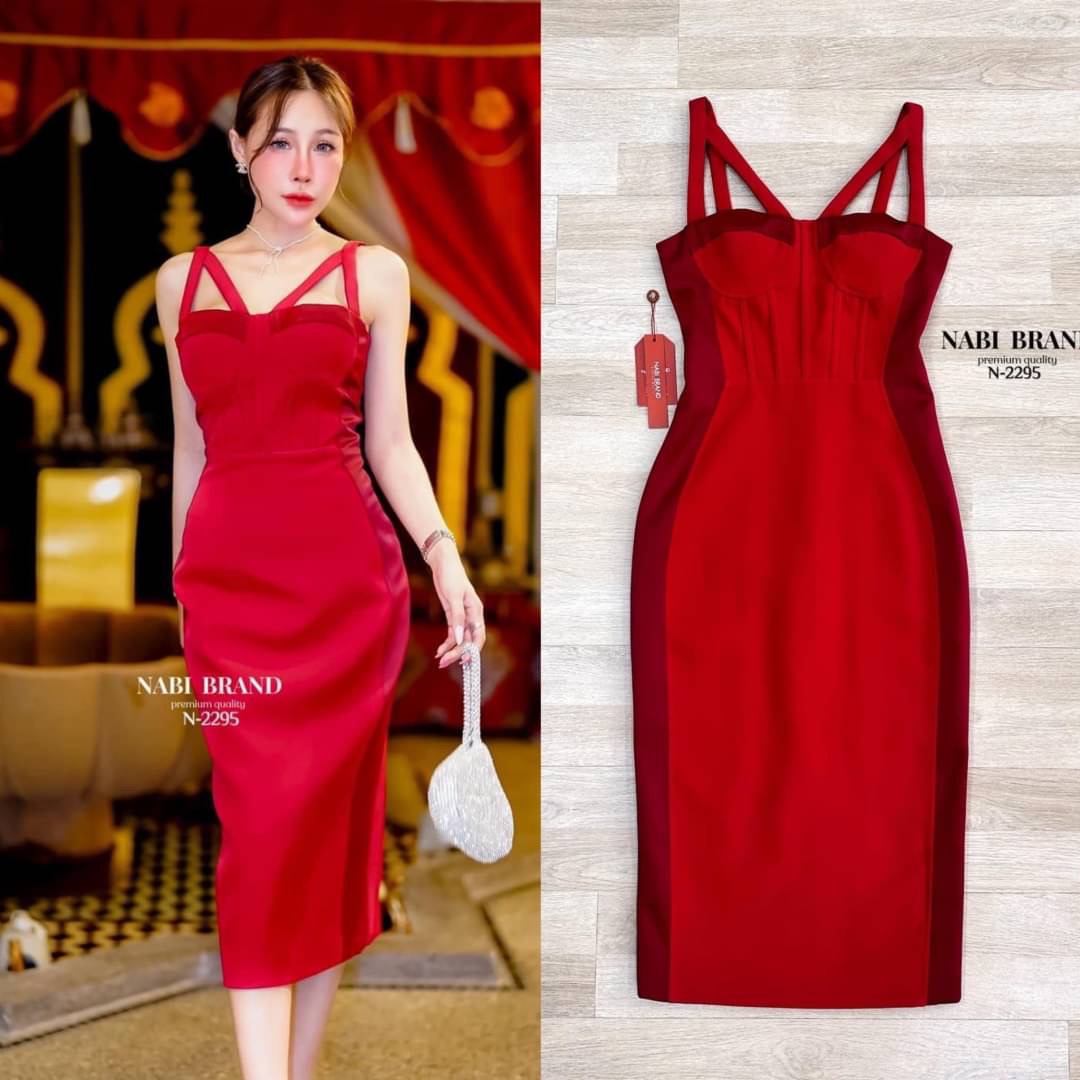 เดรสยาวทรงเข้ารูป แทบด้านข้างและอก แต่งด้วยผ้าด้าน ตัวเดรสใช้ผ้าเงาดีไซน์หรู ผ่าด้าน หลังตรงกลางเล็กน้อย ใส่สบาย : สินค้าคุณภาพ (พร้อมส่ง)