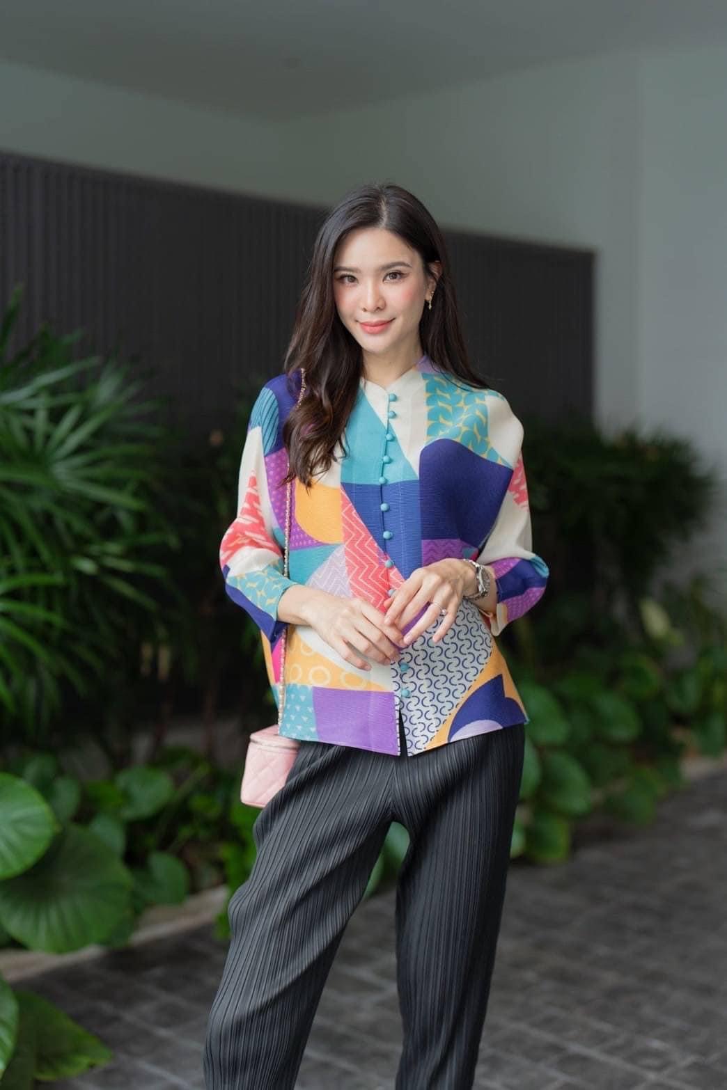 เสื้อผ้าอัดพลีทเนื้อดี แบบงาน Brand 😍 ว้าวววว 👏🏻👏🏻 เสื้อแพตเทิร์น คอปีน แขนยาว กระดุมปั๊ม : สินค้าคุณภาพ (พร้อมส่ง)