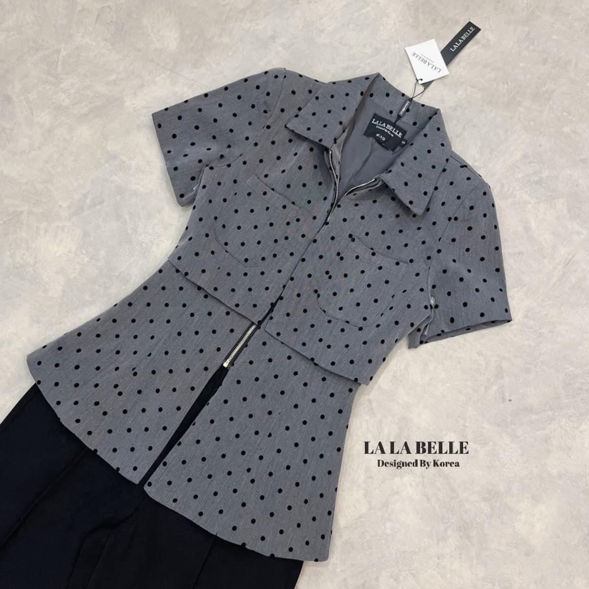 เซตนี้คือสวยแพงมากเสื้อทรงยาวคอปกซิปกน้าแขนสั้นเอวเข้าทรงชายระบายอกแต่งกระเป๋า2ข้างเนื้อผ้ามีเทคเจอร์ในตัวลายจุดเป็นกำมะหยี่ผ้าดีสุดๆใส่คู่กับกางเกงขายาวสีดำตีเกล็ดหน้า ใส่สบาย : สินค้าคุณภาพ (พร้อมส่ง)