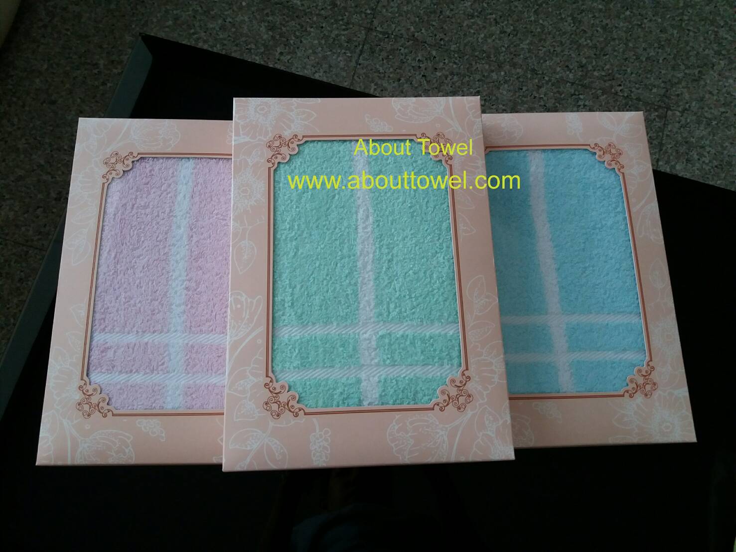 เซ็ตผ้าเช็ดตัวลายทางสีเขียวในกล่องสีชมพู
