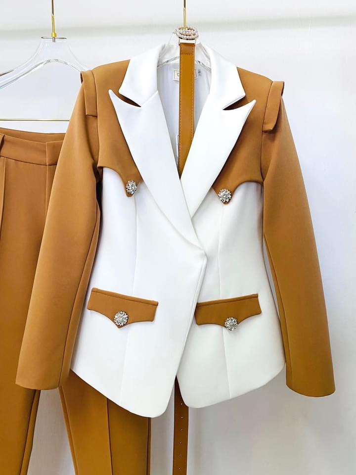 เซต BLAZER ทูโทน เนื้อผ้าเกรดเอ ตัวBLAZER เป็นทรงเข้ารูปแต่งกระดุมสีเงิน มีเข็มขัดช่วยให้ทรงเข้ารูป มาคู่กับกางเกงเอวสูงทรงขากระบอกเล็ก สินค้าคุณภาพ (พร้อมส่ง)