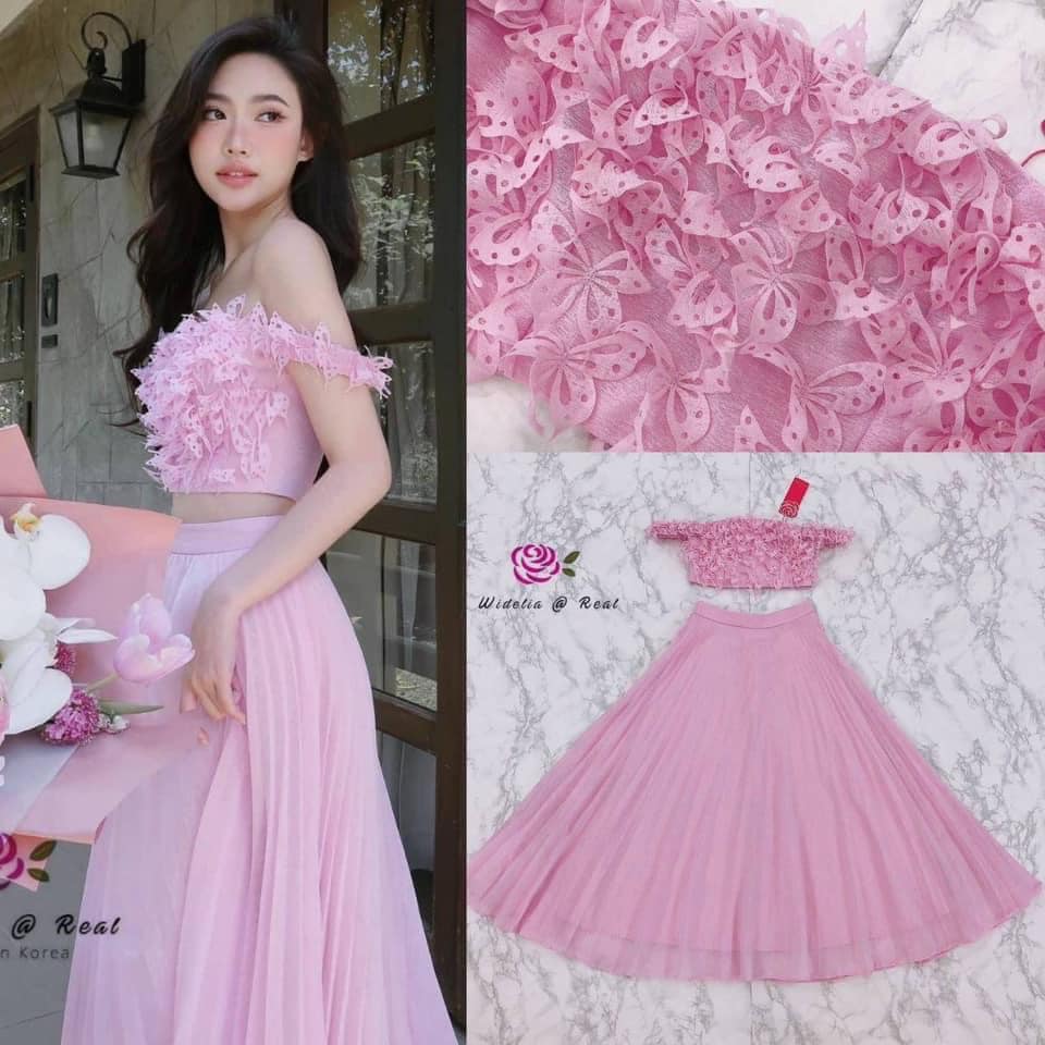 เซ็ทเสื้อปาดไหล่ตัวสวย แพทเทิ้ลสวยเป๊ะ มีดีเทลด้านหน้าด้วยการ ปักแต่งผีเสื้อเก๋ มาเข้าชุดกับกระโปรงตัว ยาวทรงเอบานสวย ใส่สบาย สินค้าคุณภาพ (พร้อมส่ง)