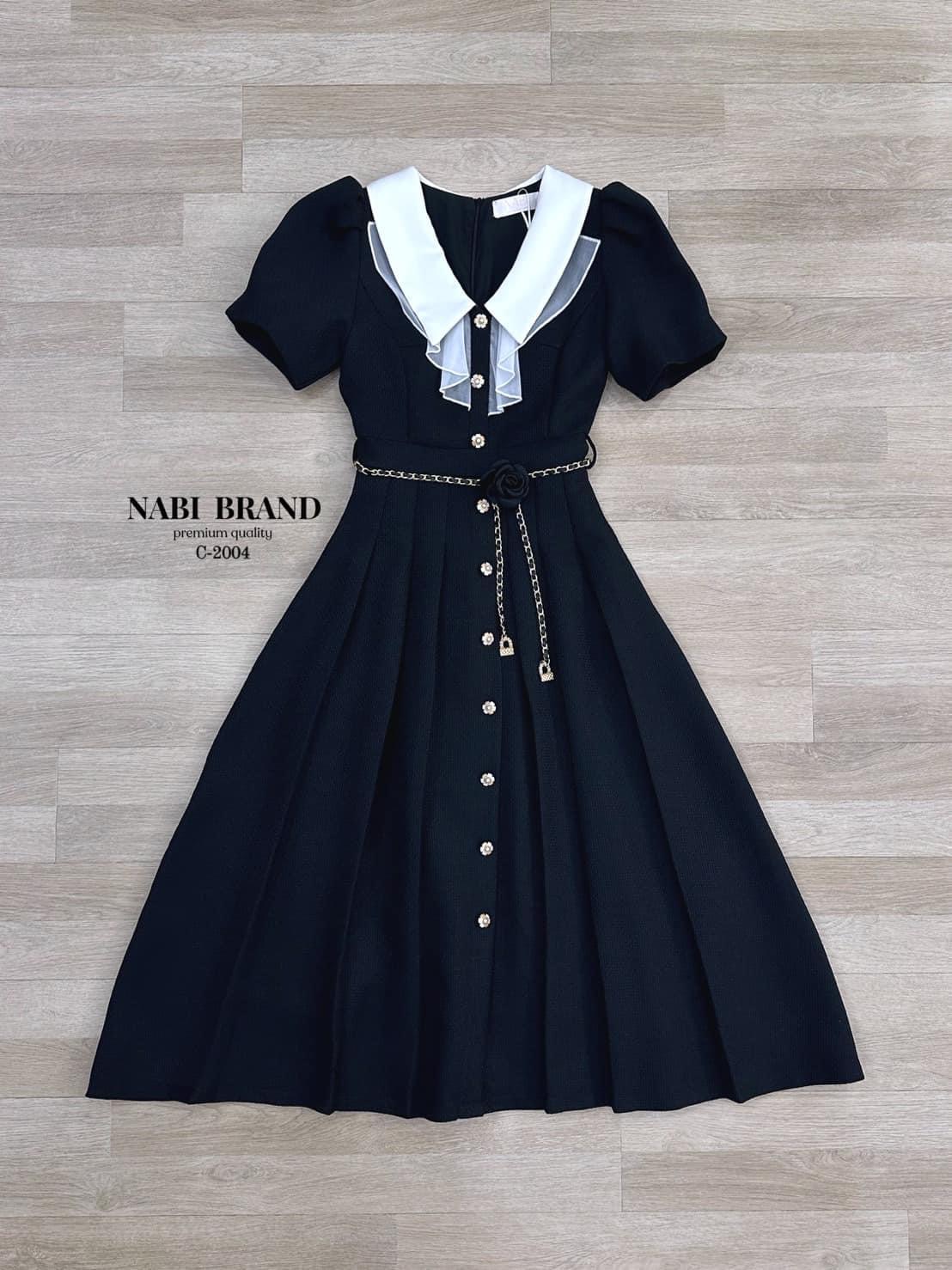เดรสกระโปรงยาวสีดำแขนสั้น คอปกสีขาว แต่งกระดุมมุกด้านหน้า มาคู่กับเข็มขัดดอกไม้ ใส่สบาย : สินค้าคุณภาพ (พร้อมส่ง)