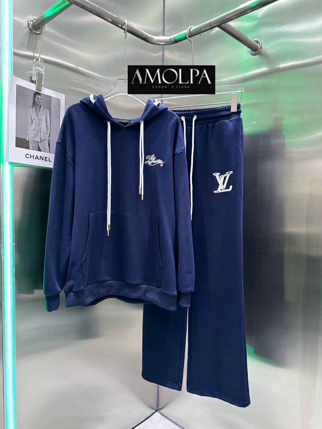 SET HOOD LV. ชนช๊อป... ตัวเสื้อเป็น HOOD หมวก ปัก LOGO ที่หน้าอก-ด้านหลัง สวยเด่น มาให้ช๊อปพร้อมกางเกงขายาว เนื้อผ้าพรีเมียมสุด ปั้มทุกจุด สินค้าคุณภาพ (พร้อมส่ง)