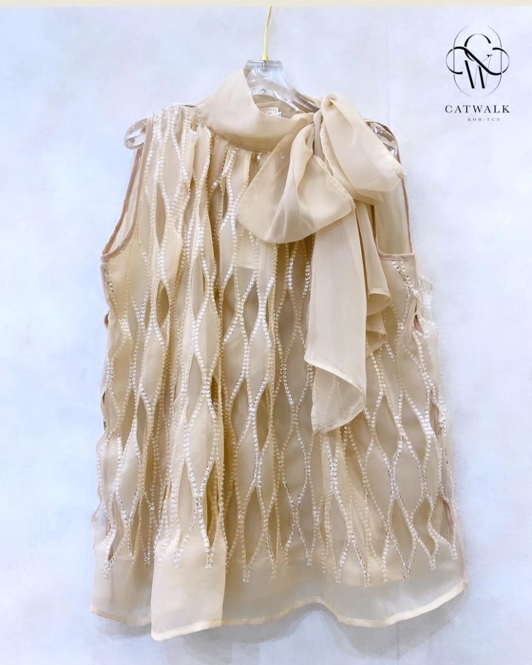 เสื้อชีฟองฉลุปักเลื่อม เนื้อผ้าชีฟองเกรดเอ ฉลุปักแต่งด้วยเลื่อมคริสตรัลดูหรูมาก ช่วงคอผูกเป็นโบว์น่ารักสุดๆ ด้านในใช้ผ้าซับใน ใส่สบาย : สินค้าคุณภาพ (พร้อมส่ง)