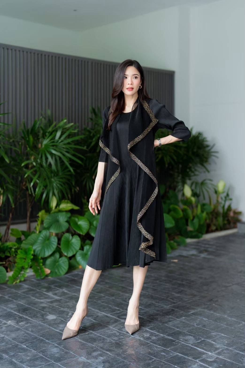 เดรสอัดพลีท ทรงแขนยาว เย็บแต่งเสื้อคลุม ผ้าบางซีทรูปกใหญ่ ซ้อนไปในตัว ประหนึ่ง2 in1 💫💫 ทั้งเดรส และเสื้อคลุมในตัว ใส่สบาย : สินค้าคุณภาพ (พร้อมส่ง)