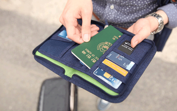 กระเป๋าใส่พาสปอร์ตสั้น กระเป๋าใส่หนังสือเดินทาง ขนาดกะทัดรัด ช่องเยอะ ใส่เอกสารสำคัญ ธนบัตร บัตรต่าง ๆ พกพาสะดวก ผลิตจากโพลีเอสเตอร์กันน้ำ คุณภาพดี