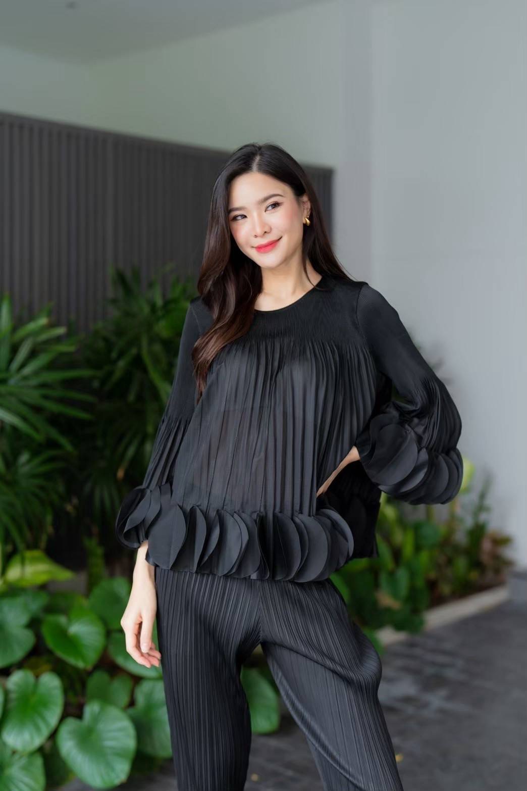 เสื้อคอกลม แขนยาว แบบมีการแต่งระบาย ด้วยการตัด เลเซอร์คัตวงกลมมาซ้อนเรียง ด้วยความประณีต ทำให้ขึ้นพุ่มทรงอย่าง สวยงาม ใส่สบาย : สินค้าคุณภาพ (พร้อมส่ง)