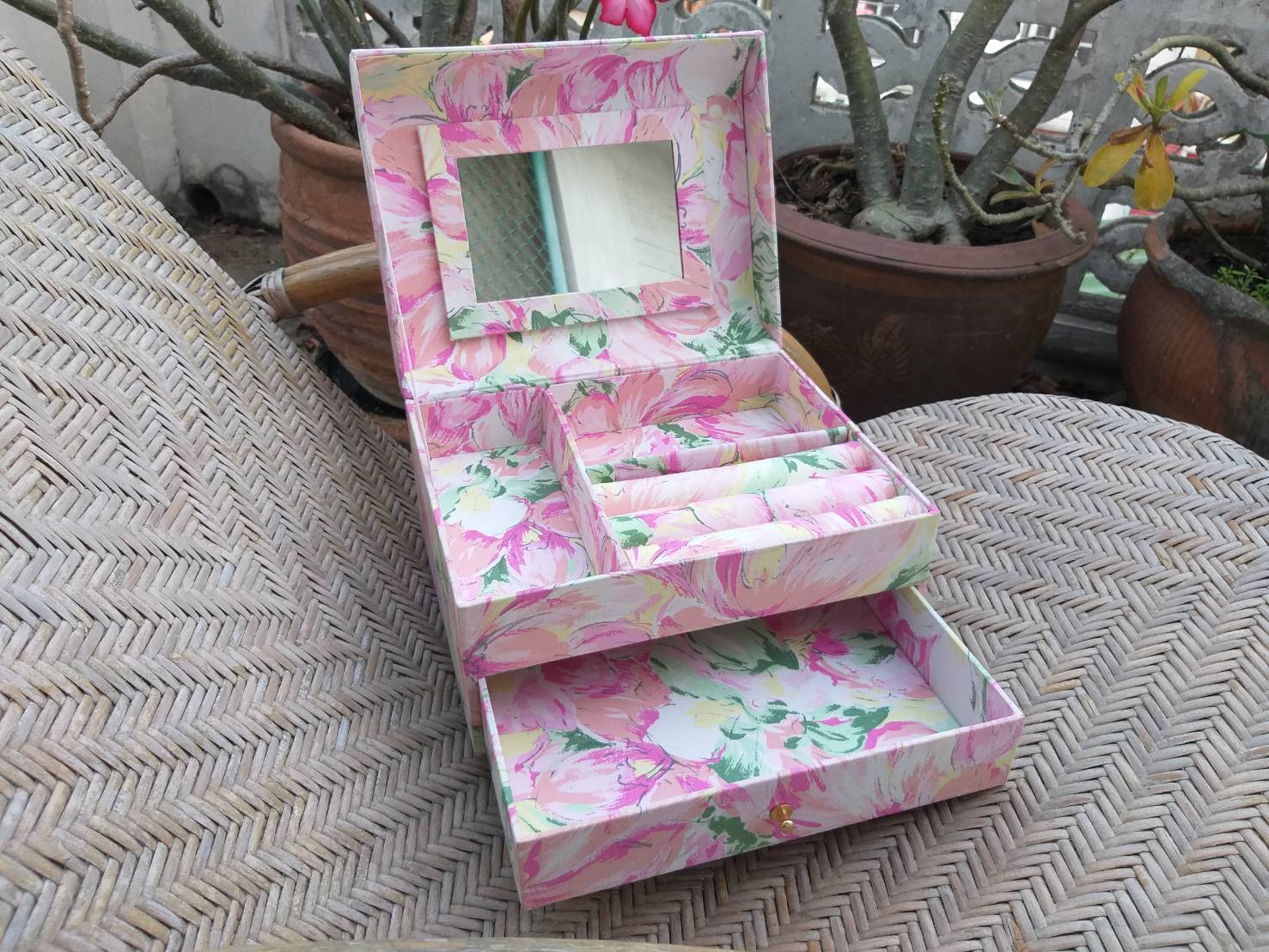 กล่องใส่เครื่องประดับพร้อมกระจก กล่องใหญ่สวยมาก (ของใหม่)