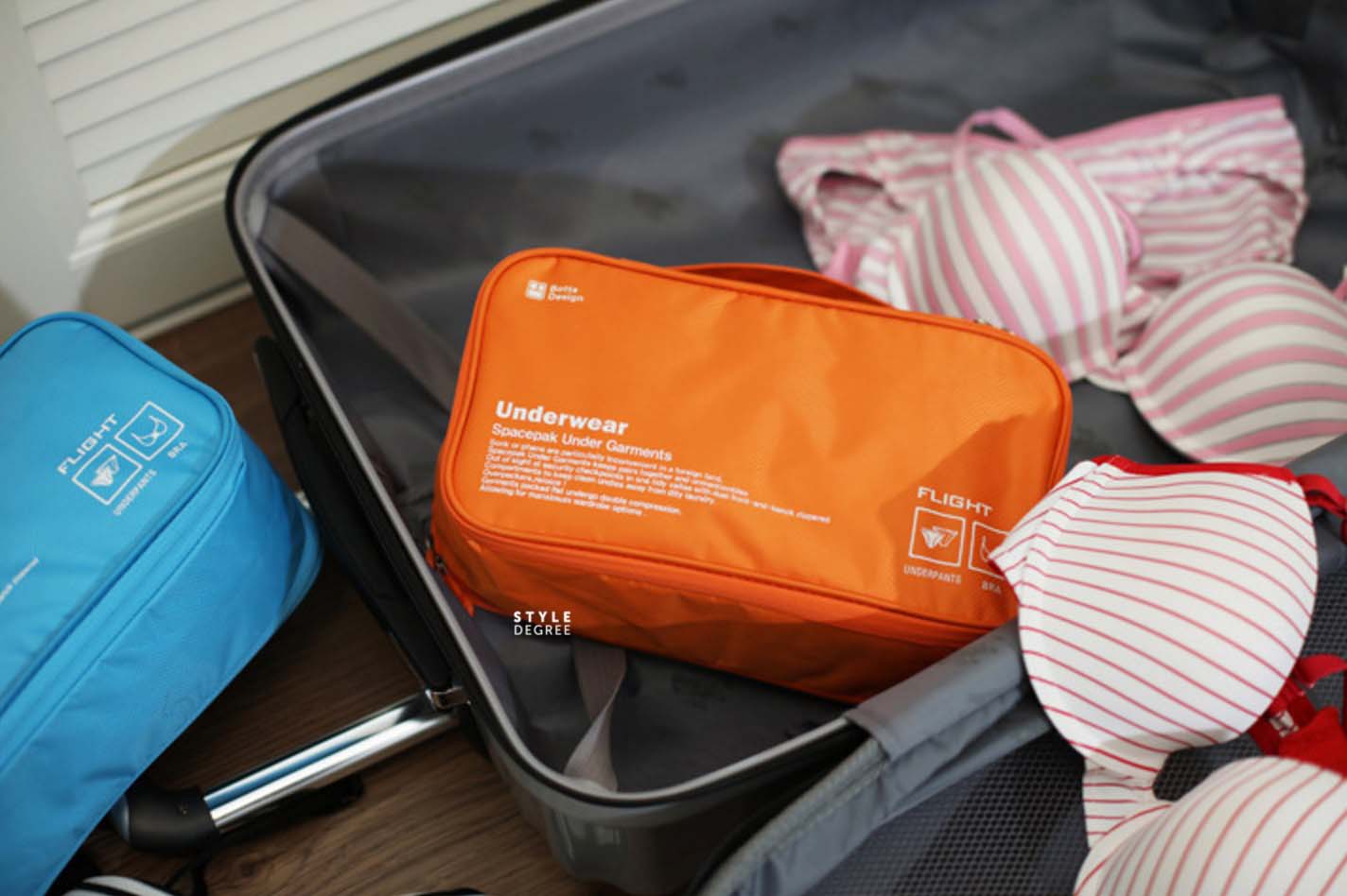 กระเป๋าใส่ชุดชั้นใน กางเกงชั้นใน มีช่องแบ่งเก็บที่ใส่แล้ว ผลิตจากไนล่อนเนื้อดีกันน้ำ มีให้เลือก 6 สี