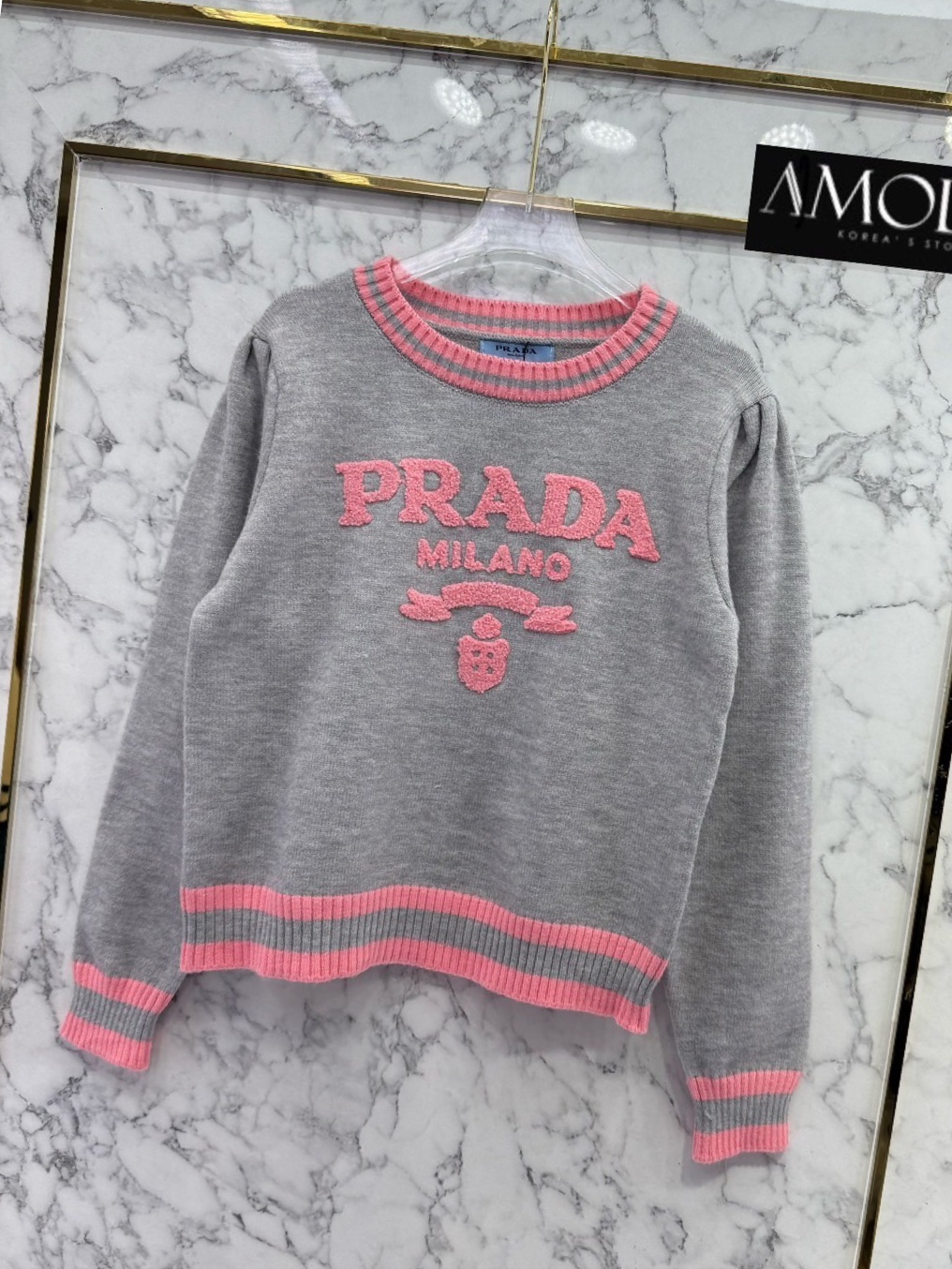 SWEATER PRADA KNIT งาน Hiend ตัวเสื้อเป็นงานไหมพรมระดับหนานุ่มแน่นๆ เนื้องานละเอียดมาก เนื้องานตามช๊อป ชน ช๊อปเลยนะคะ ใส่สบาย : สินค้าคุณภาพ (พร้อมส่ง)