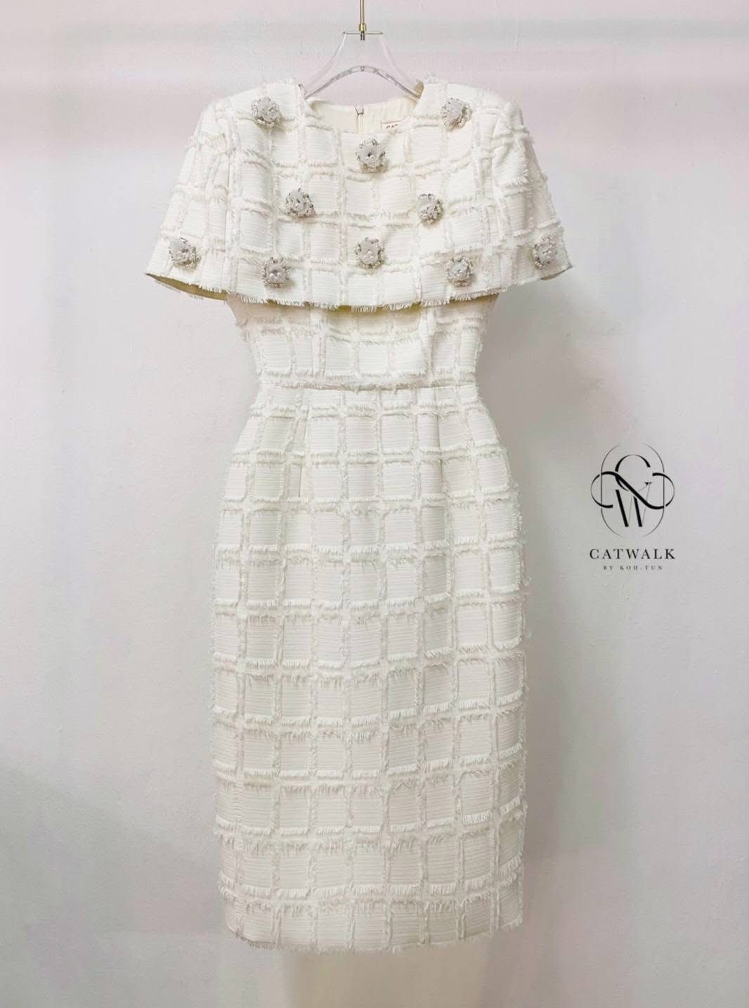 เดรสผ้าทอคลุมไหล่แต่ดอกไม้ เนื้อผ้าทอลายตารางเกรดเอ เนื้อนุ่มใส่สบาย ตัวชุดเป็นทรงเข้ารูป ใส่สบาย : สินค้าคุณภาพ (พร้อมส่ง)