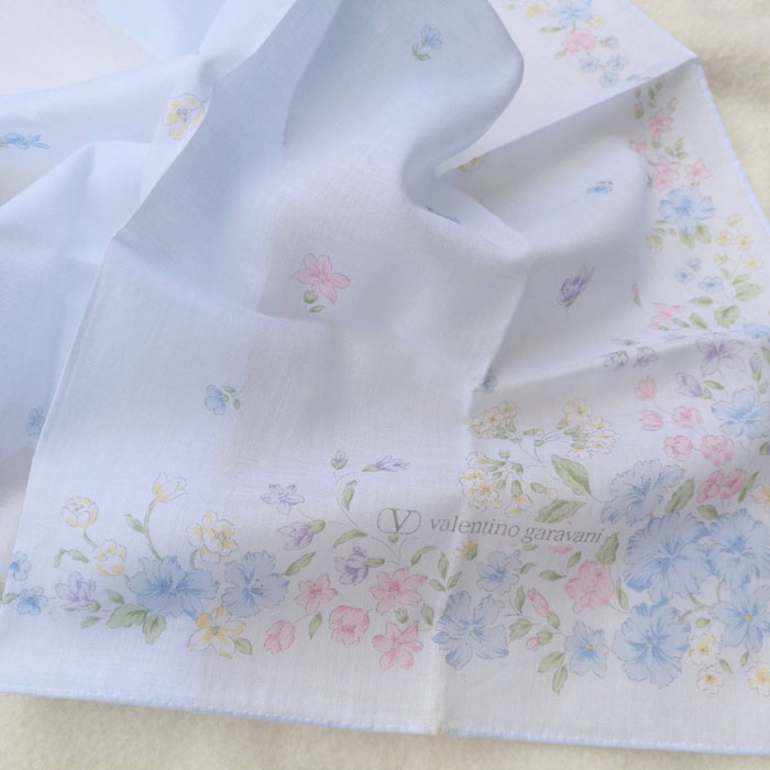 ผ้าเช็ดหน้า Valentino Garavani สวยหวาน