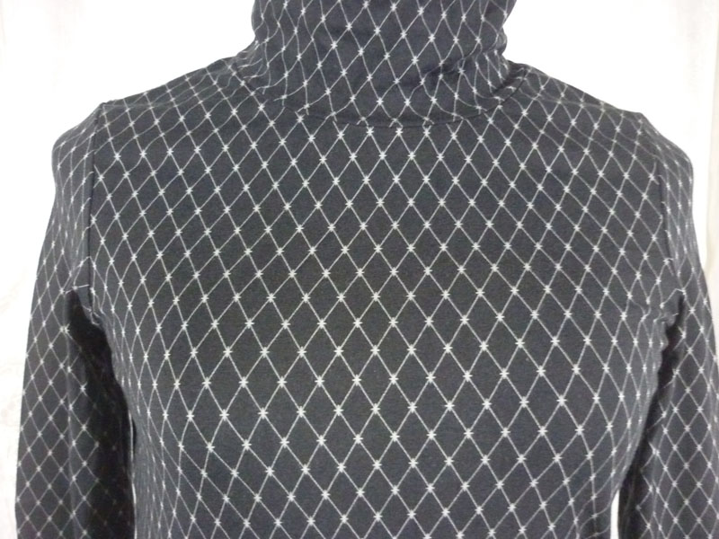 เสื้อคอเต่า Uniqlo รุ่น UT Sz S สวยมาก (ของใหม่)