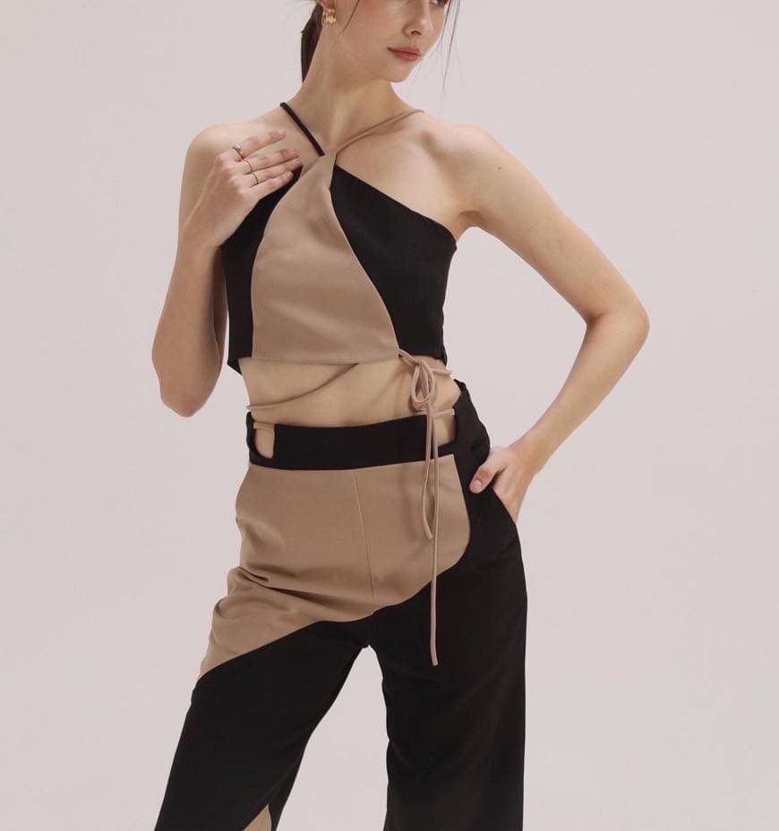 ชุดเสื้อ+กางเกงขายาว เสื้อครอปกึ่งเกาะอก มีสายไขว้ที่คอ ทรงพอดีตัวใส่กำลังสวย เล่นสีทูโทนเก๋ๆ ช่วงปลายเสื้อแต่งผ้าตัวผูกโบว์ด้านข้าง มาคู่กับกางเกงเอวสูง สินค้าคุณภาพ (พร้อมส่ง)