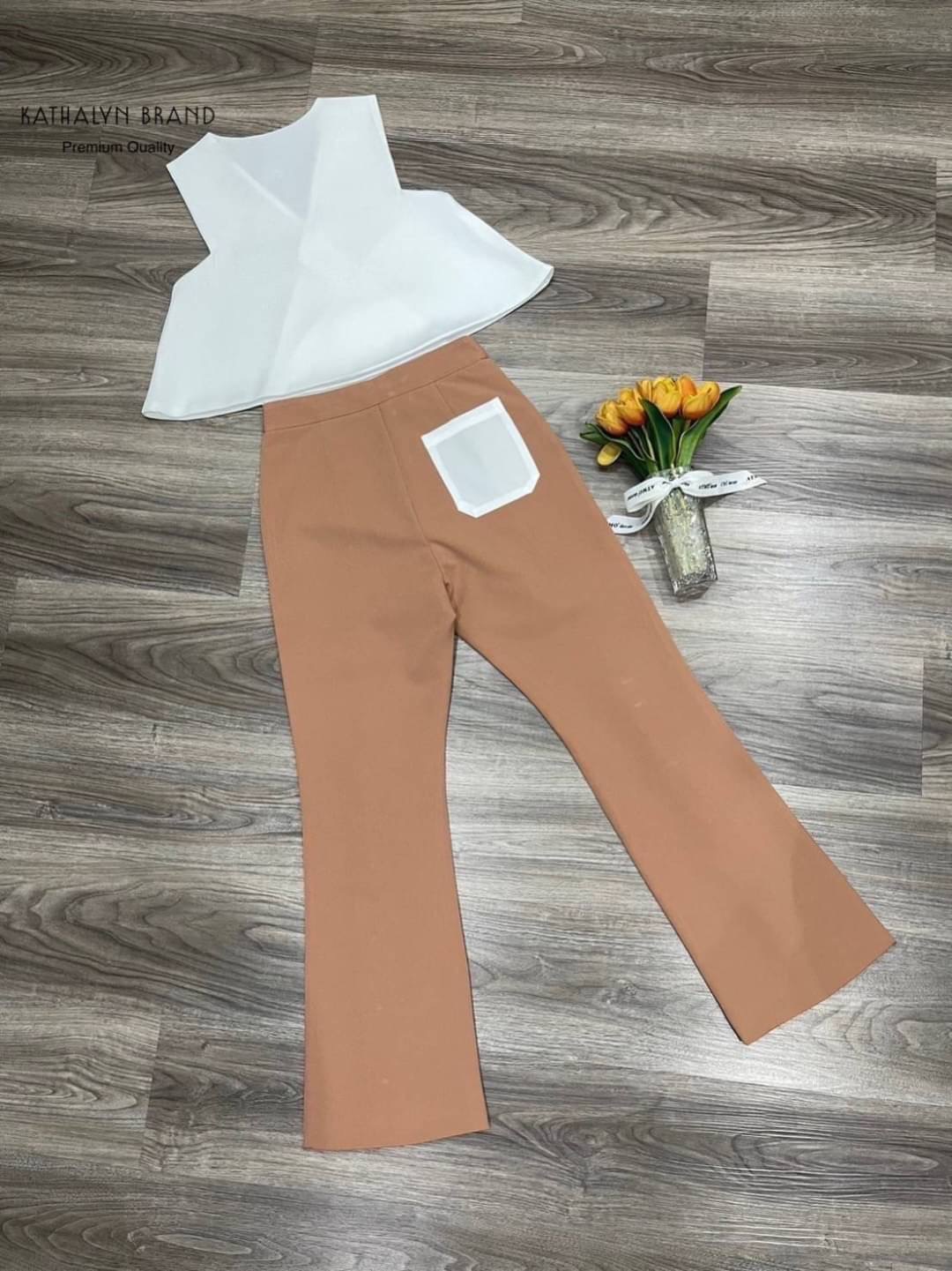 set เสื้อครอปแขนกุด คอวีแบบซ้ายทับขวา ทรงพอดีตัว สีสวยขับผิว มาคู่กับ กางเกงขายาวเอวสูง ปลายขาแต่งกระดุมเพิ่มความเก๋ สินค้าคุณภาพ (พร้อมส่ง)