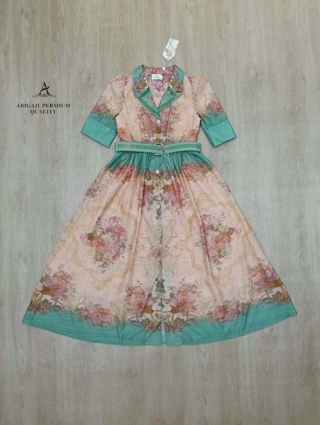 เดรสยาวพิมพ์ลายคอปก แขนมีกระดุมเปิด-ปิดให้ ชุดแต่งลายกราฟฟิกอย่างสวยงาม ดีเทลกระดุมหน้าซับในทั้งตัว มาพร้อมเข็มขัด ใส่สบาย : สินค้าคุณภาพ (พร้อมส่ง)