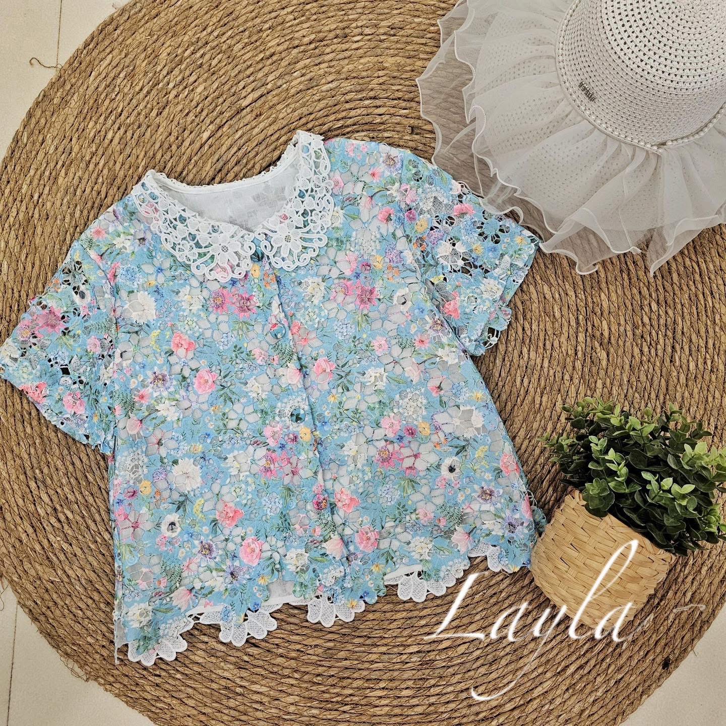 เสื้อเชิ้ตลูกไม้ลายดอกสีหวานๆ คอบัวผ้าลูกไม้สวยๆ งานปั้มกระดุมแบบดีงาม งานมีซับในตัวนะคะ ใส่สบาย : สินค้าคุณภาพ (พร้อมส่ง)