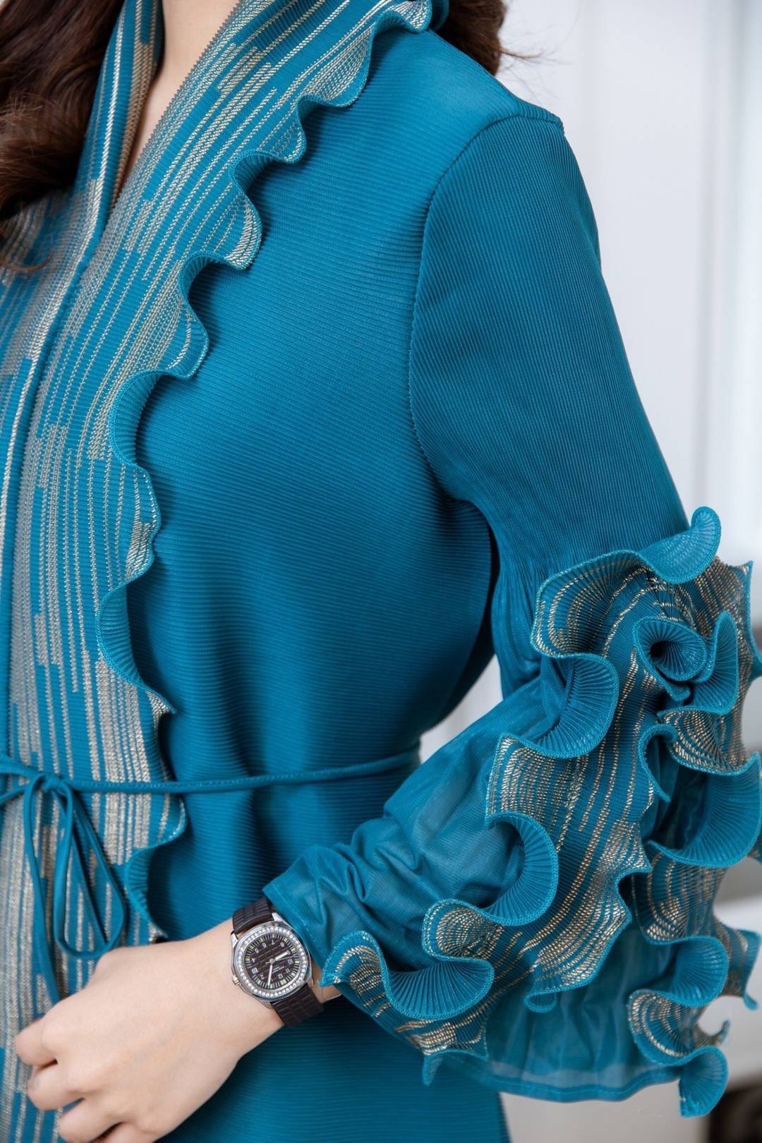 เดรสงานอัดพลีทเกรดพรีเมี่ยมสุดอลังการ งานแต่งระบายด้วยผ้าดิ้นทอง มีเชือกผูกเอว ใส่สบาย : สินค้าคุณภาพ (พร้อมส่ง)