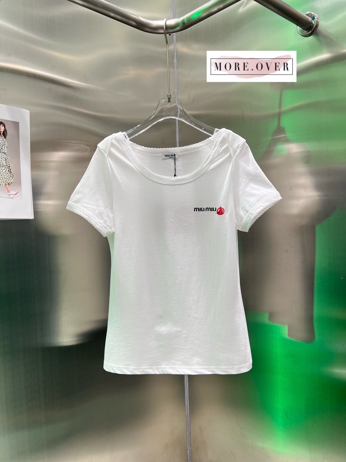 เสื้อยืดแขนสั้นสีขาว ช่วงอกปักชื่อแบรนด์ MIU MIUใส่สบาย : สินค้าคุณภาพ (พร้อมส่ง)