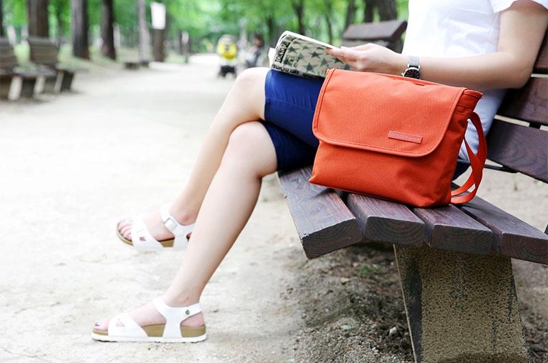 DINIWELL 2 Way MESSENGER BAG เป็นได้ทั้งสะพายข้าง-ไหล่ และสะพายหลัง ขนาดใหญ่ ใส่ได้ทั้งทำงาน ท่องเที่ยว ช่องเยอะ น้ำหนักเบา ผลิตจากไนล่อนคุณภาพสูง กันน้ำ มี 4 สีให้เลือก