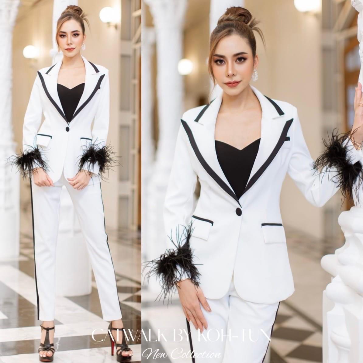 เซตBLAZERทูโทนแต่งขนนกแขน (ถอนได้)เนื้อผ้าเกรดเอ เนื้อนุ่มทิ้งตัว ตัวBLAZERเป็นทรงเข้ารูป แต่งขอบปกและขอบกระเป๋า คู่กับกางเกงเอวสูงขายาว ทรงขากระบอกเล็ก สินค้าคุณภาพ (พร้อมส่ง)