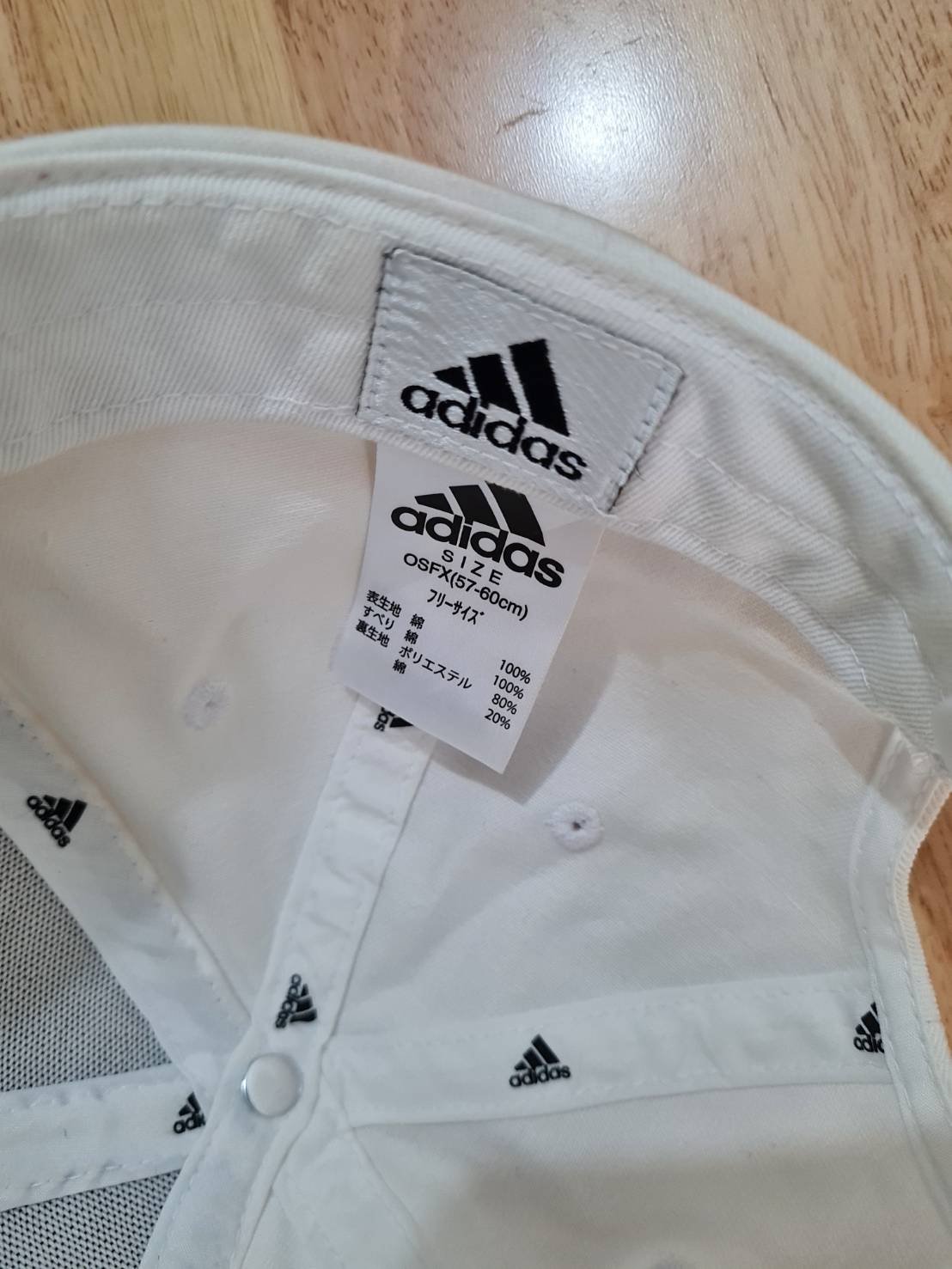 หมวกแก๊ป adidas สีขาว