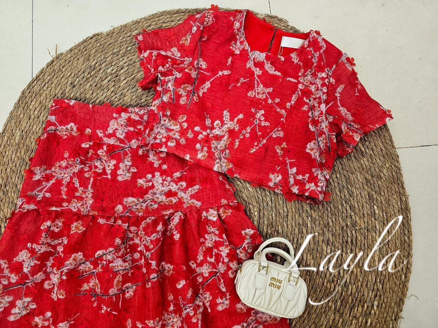 ชุดเซตผ้าไหมทอลายดอก 3d สวยละมุน เสื้อครอปทรงสวยแมทกับกระโปรงเอวสูง ใส่แล้วดูเพรียวมาก งานมีซับในตัวนะคะ ใส่สบาย : สินค้าคุณภาพ (พร้อมส่ง)