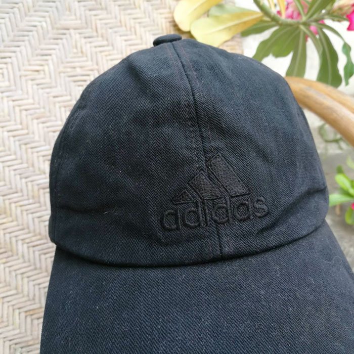 หมวกแก๊ป adidas สีดำล้วน