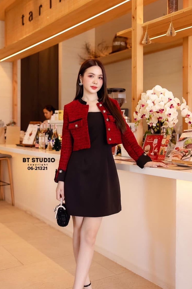 เซท 2 ชิ้น เสื้อทวิสต์แขนยาวคอกลม คอปกและขอบกระเป๋าปลายชายแขนแต่งสีดำพับ มาพร้อมเดรสสายเดี่ยวสั้น อกเสริมฟองน้ำ งานสวย มีซับใน ซิปหลังจ้า ใส่สบาย : สินค้าคุณภาพ (พร้อมส่ง)