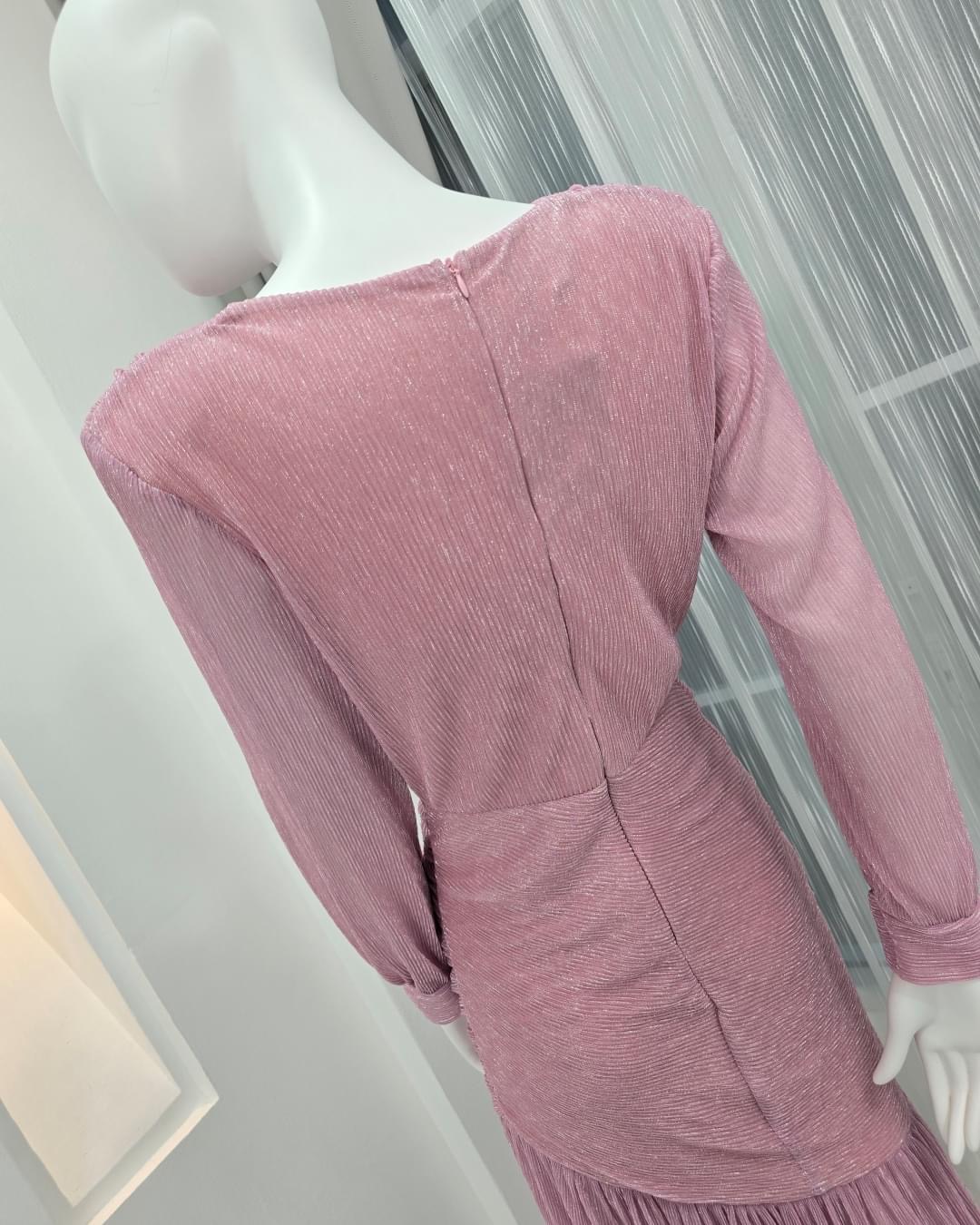 แม็กซี่เดรสเสื้อคอวีป้าย แขนยาวเสริมไหล่ กระโปรงจับเดรปย่นเข้ารูปตรงสะโพก ต่อชาย กระโปรงบาน ผ่าหน้าขา ใส่สบาย : สินค้าคุณภาพ (พร้อมส่ง)