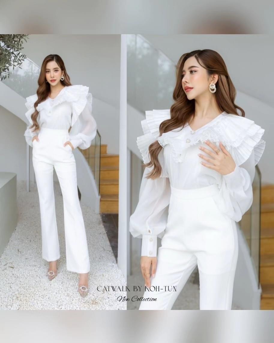 เสื้อครอปแต่งระบายอัดพลีท ผ้าซิลเนื้อดี เนื้อนุ่มใส่สบาย ตัวเสื้อเป็นทรงเข้ารูป คอวีแขนพองยาว ใส่สบาย : สินค้าคุณภาพ (พร้อมส่ง)